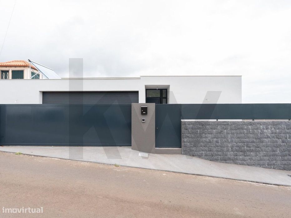 Moratia T2 , Terrea Com Garagem Para 2 Carros E Area De Jardim