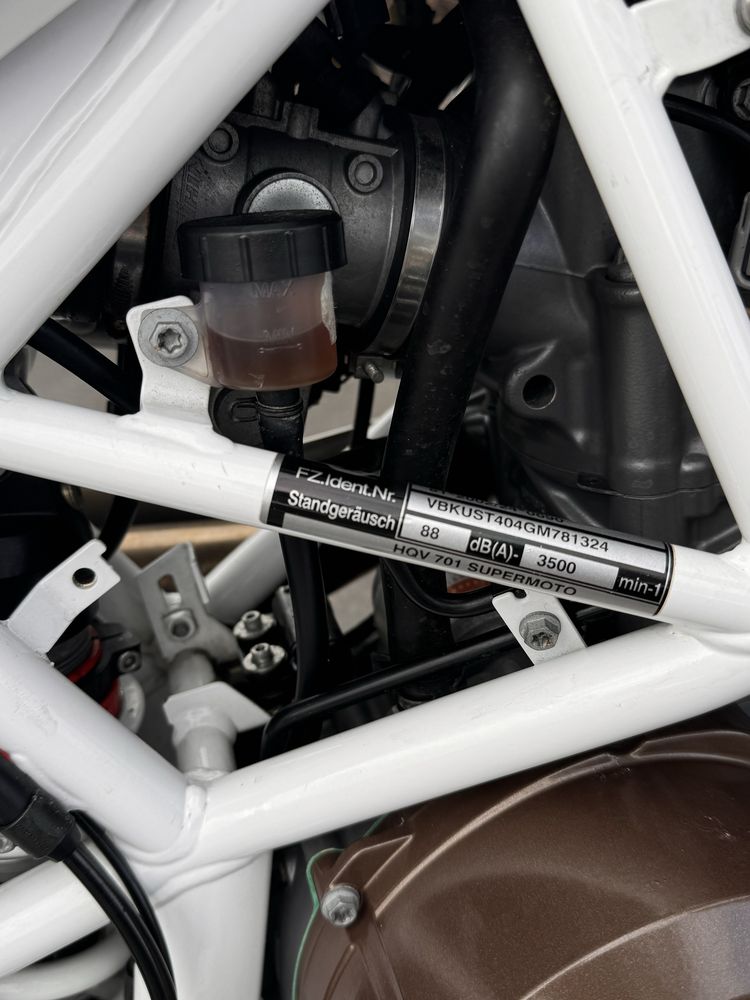 Husqvarna 701 Supermoto c/EXTRAS - 129€/mês