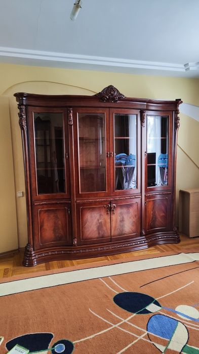 Італійська вітрина-буфет з дорогих порід дерева