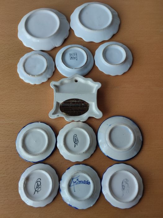 Conjunto de pequenos pratos em cerâmica.