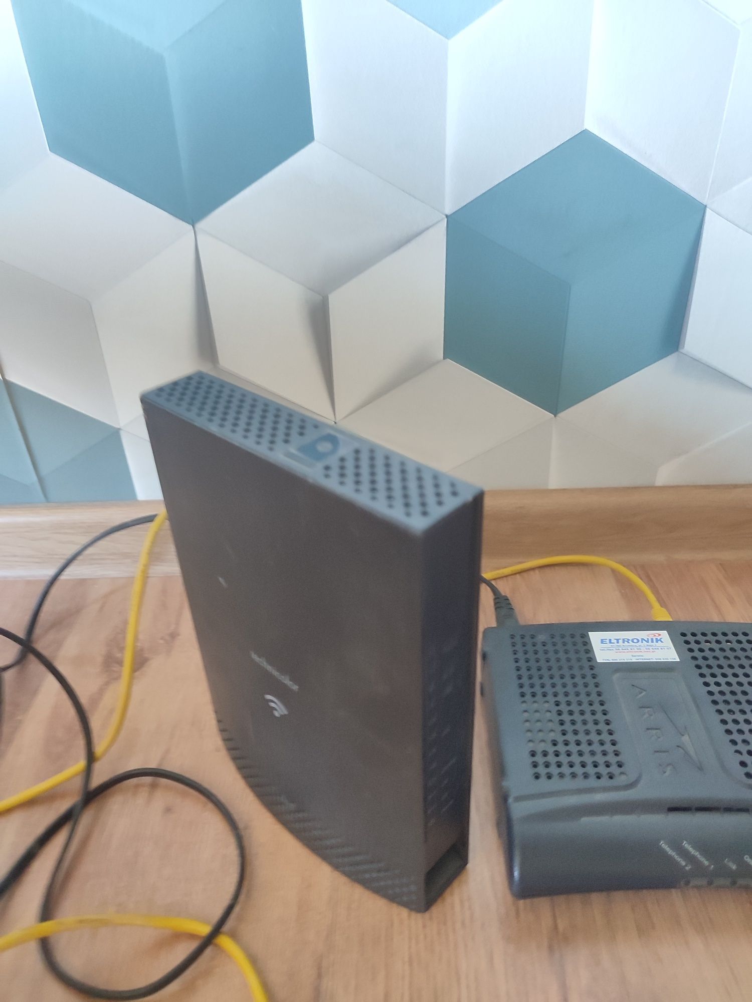 Router wifi  z przewodami