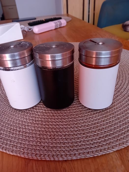 Trzy przyprawniki,-sól, pieprz, papryka