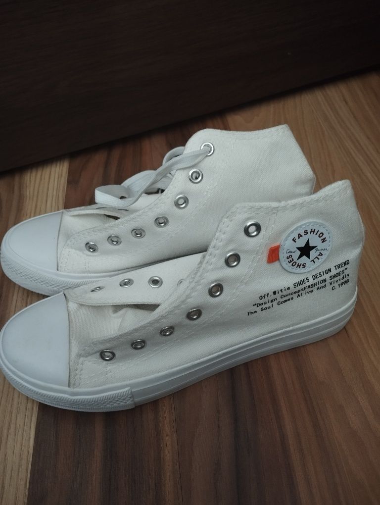 Nowe kremowe trampki 39