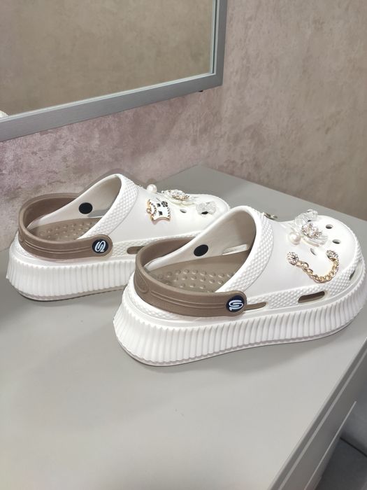 Кроксы женские с джибитсами