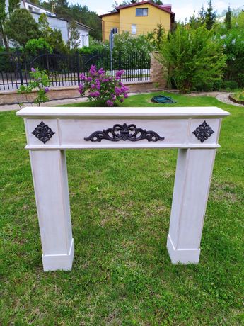Portal kominkowy konsola rustykalny styl bielone drewno ornamenty