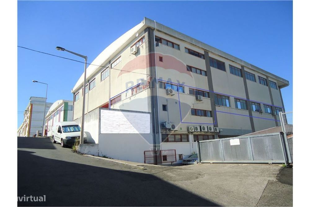 Escritório Funcional Com Possibilidade De Armazém