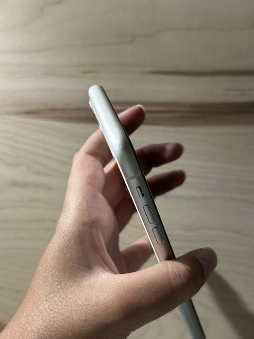 iPhone 11 Branco (alguns pixeis danificados)