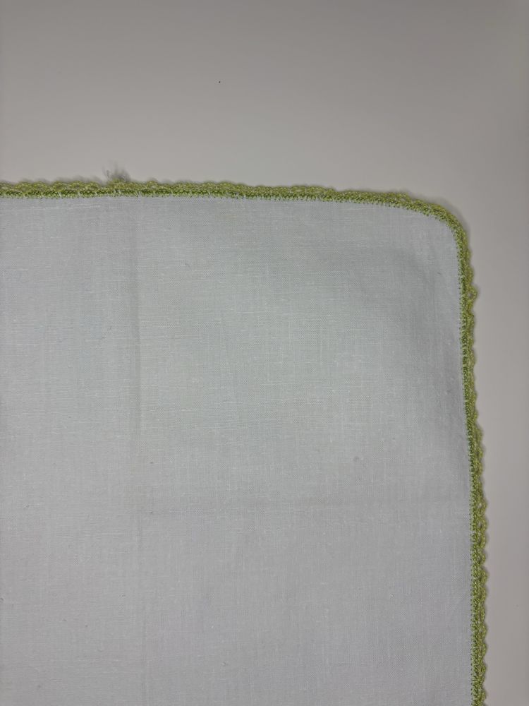 elegancka biała chusteczka z zielonym haftowanym obramowaniem 24x24 cm