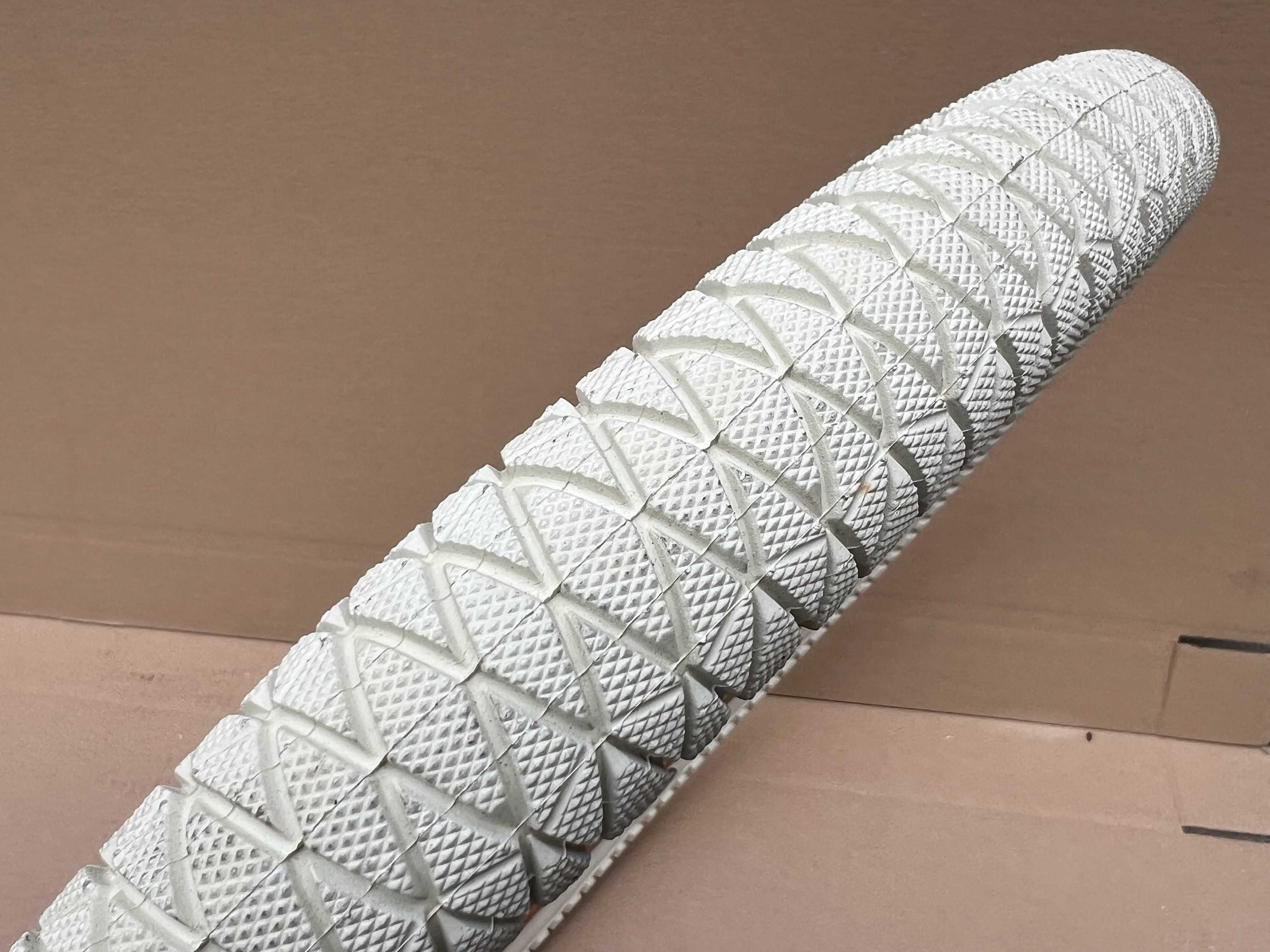 Opona QU-AX Luxus OnlyOne Monocykl 20x1,95" Biała 50-406 one4all 20"