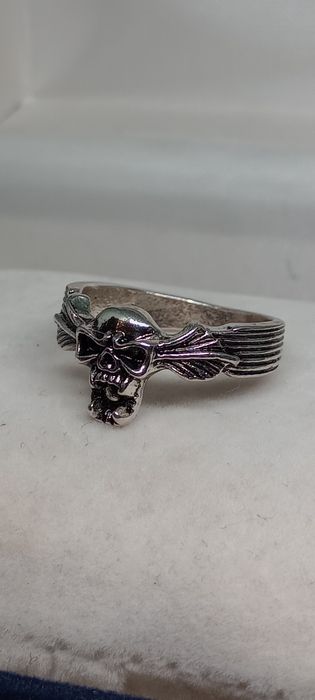 Pierścionek kolor srebrny.