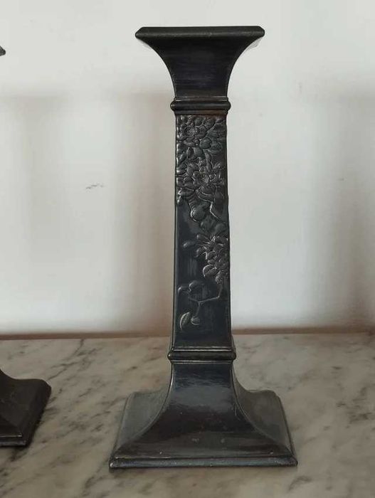 Castiçais em Metal Ornamentado