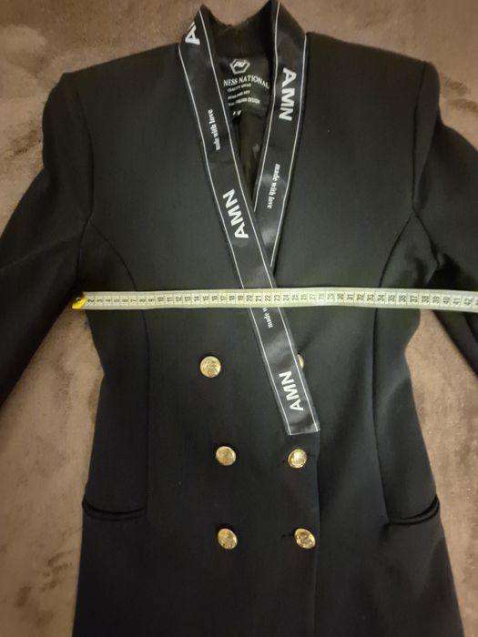 Czarna dwurzędowa marynarka damska ze złotymi guzikami