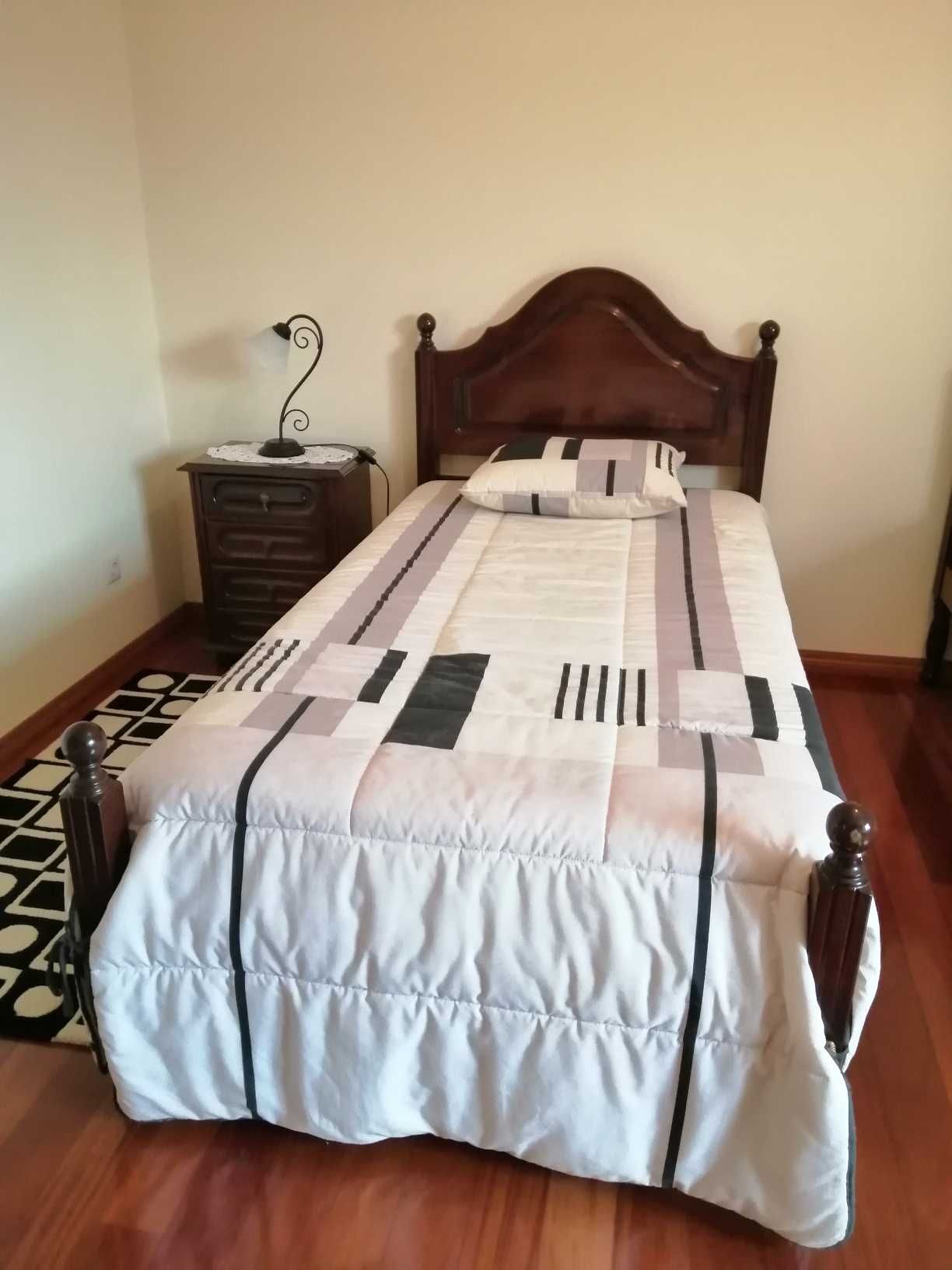 Cama de solteiro + mesa de cabeceira