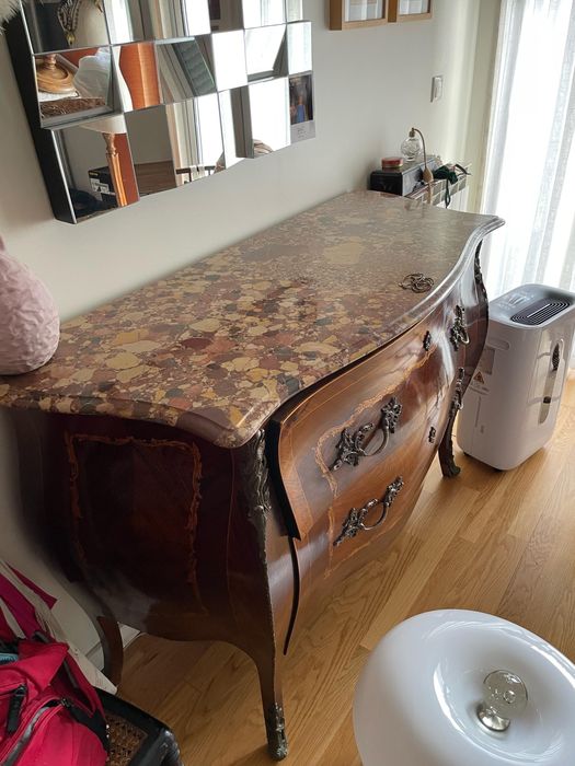 Cómoda classica antiga. Luis XV. Com tampo de marmore