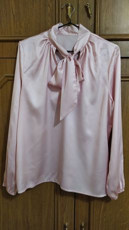 Нежно-розовая блуза с бантом