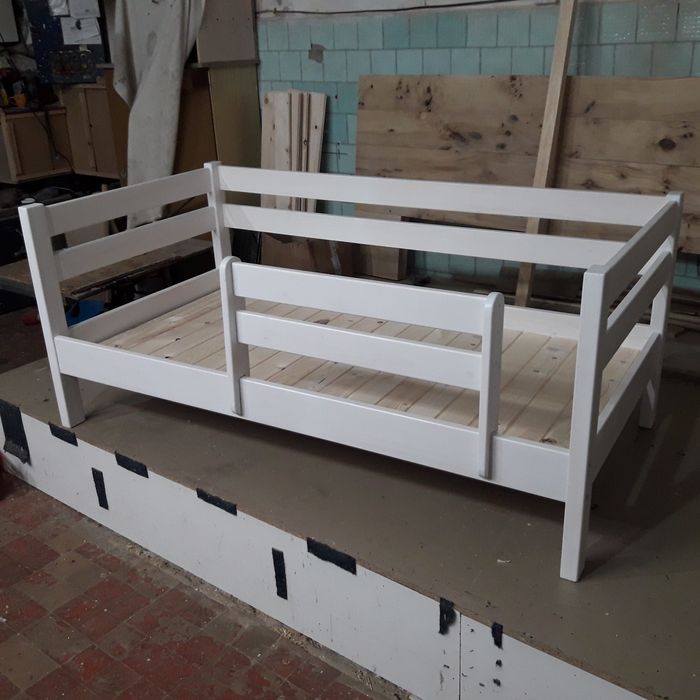 Дерев'яне ліжко з масиву