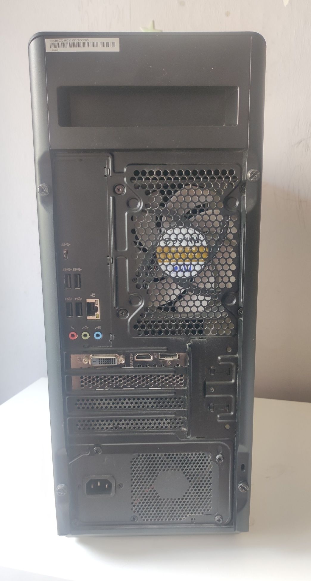 Komputer gamingowy plus monitor