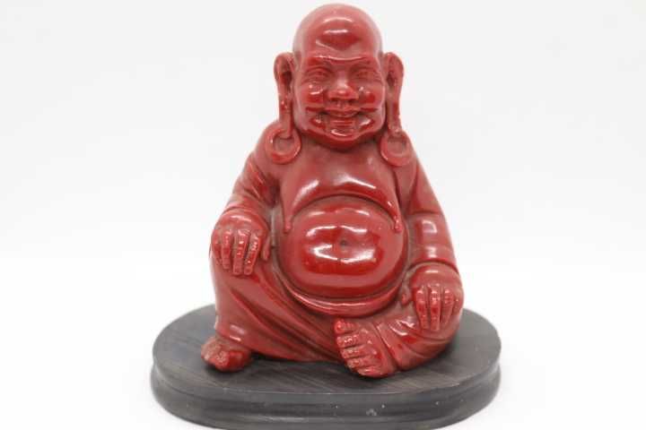 Buda Estatueta em Resina Sentado Tons de Vermelho com Base Preta 15 cm