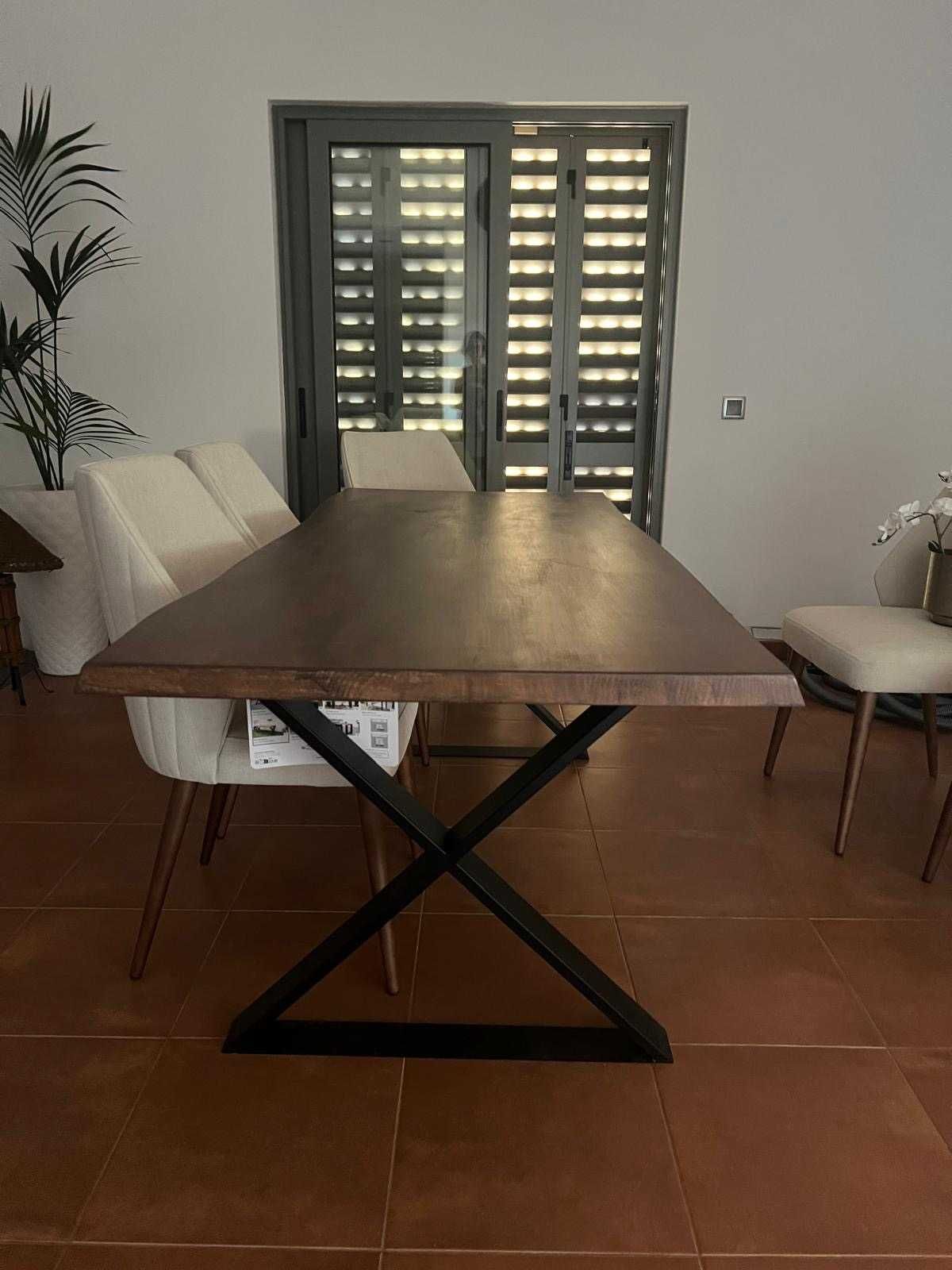 Mesa de Jantar em Madeira Maciça Rústica - tom nogueira