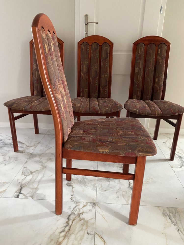Komplet 4 krzeseł tapicerowanych