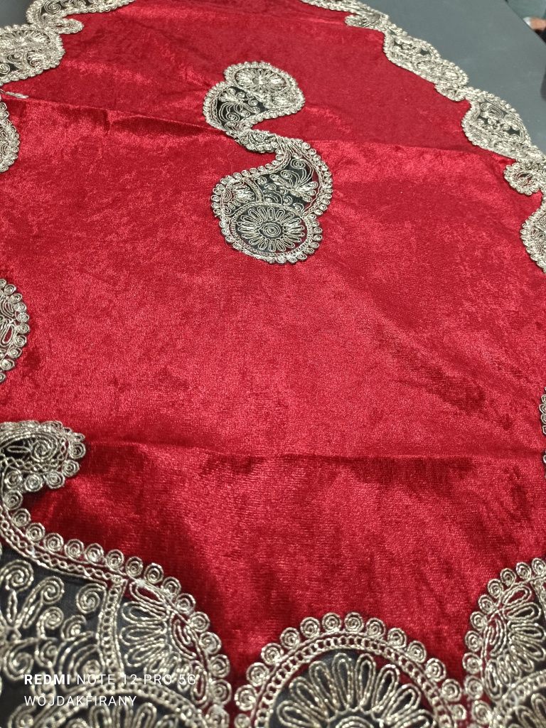 Bieżnik czerwony  welur z koronką 120x55cm