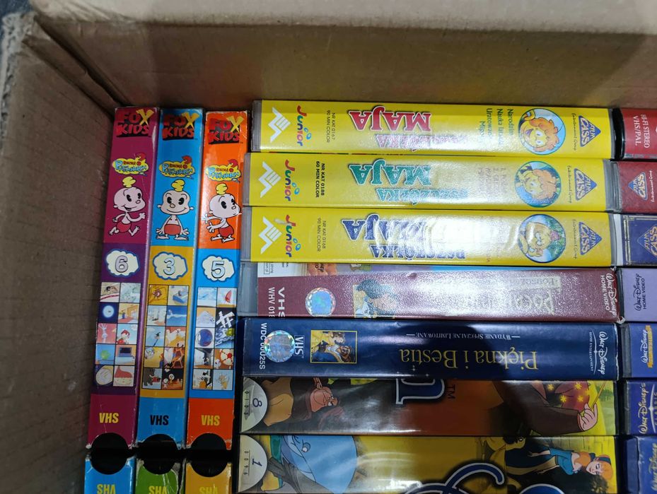 Kolekcja 63 kaset VHS z Bajkami.