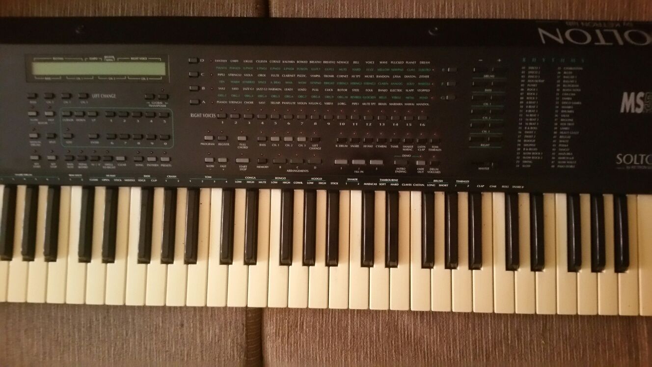 Teclado SOLTON BY KETRON - MS 5 + Yamaha E 243 -Amplificador beringher