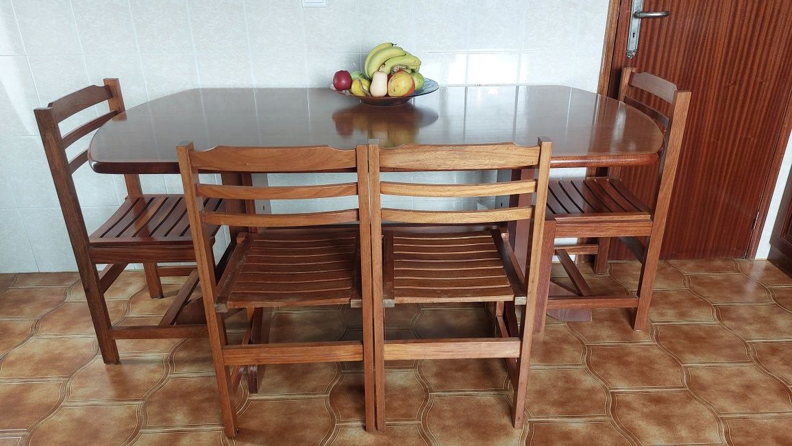 Mesa em madeira c/ 4 cadeiras