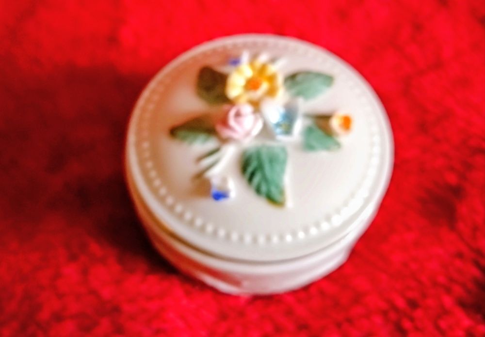 Małe puzderko, szkatułka. Ozdobne na biżuterię