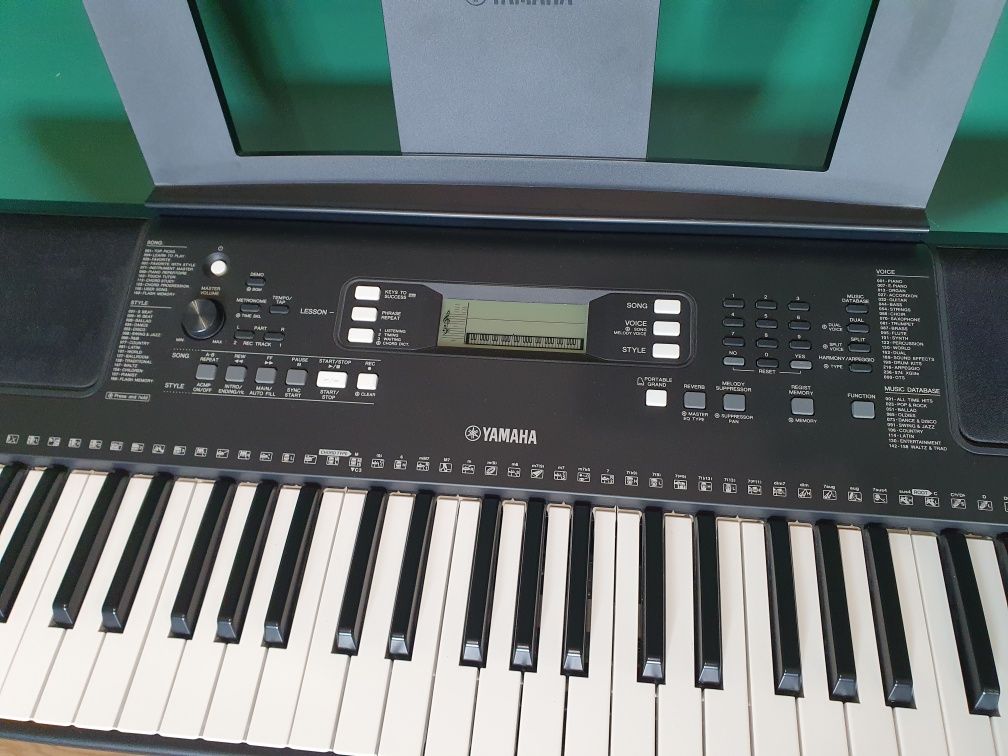 Keyboard Pianino Yamaha PSR E363 + statyw + stojak na nuty, jak nowe!