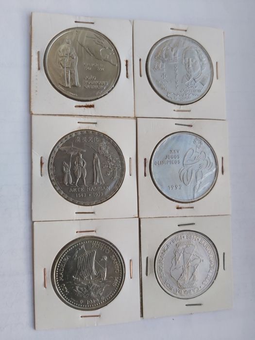 Varias moedas de 100$00 e de 200$00 descobrimentos