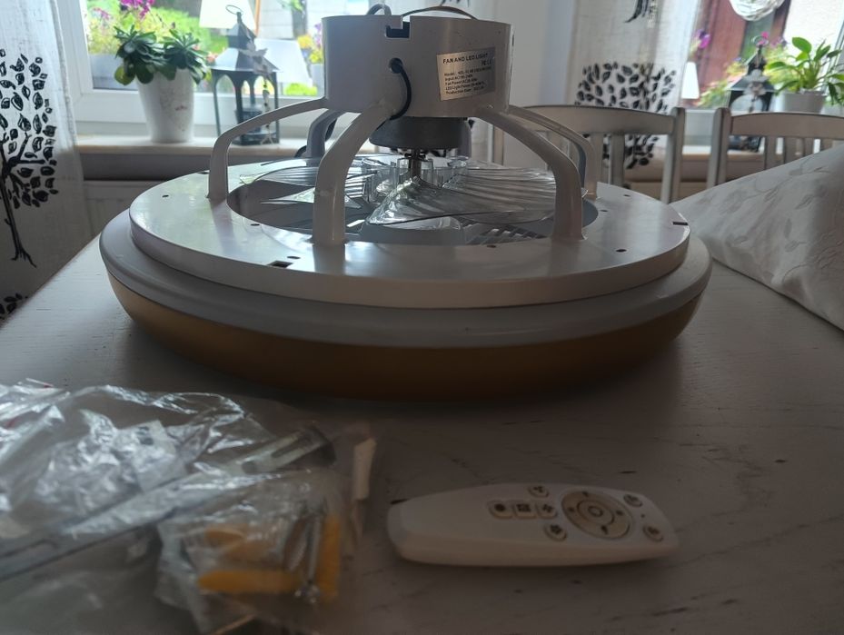 Wentylator sufitowy i lampa LED