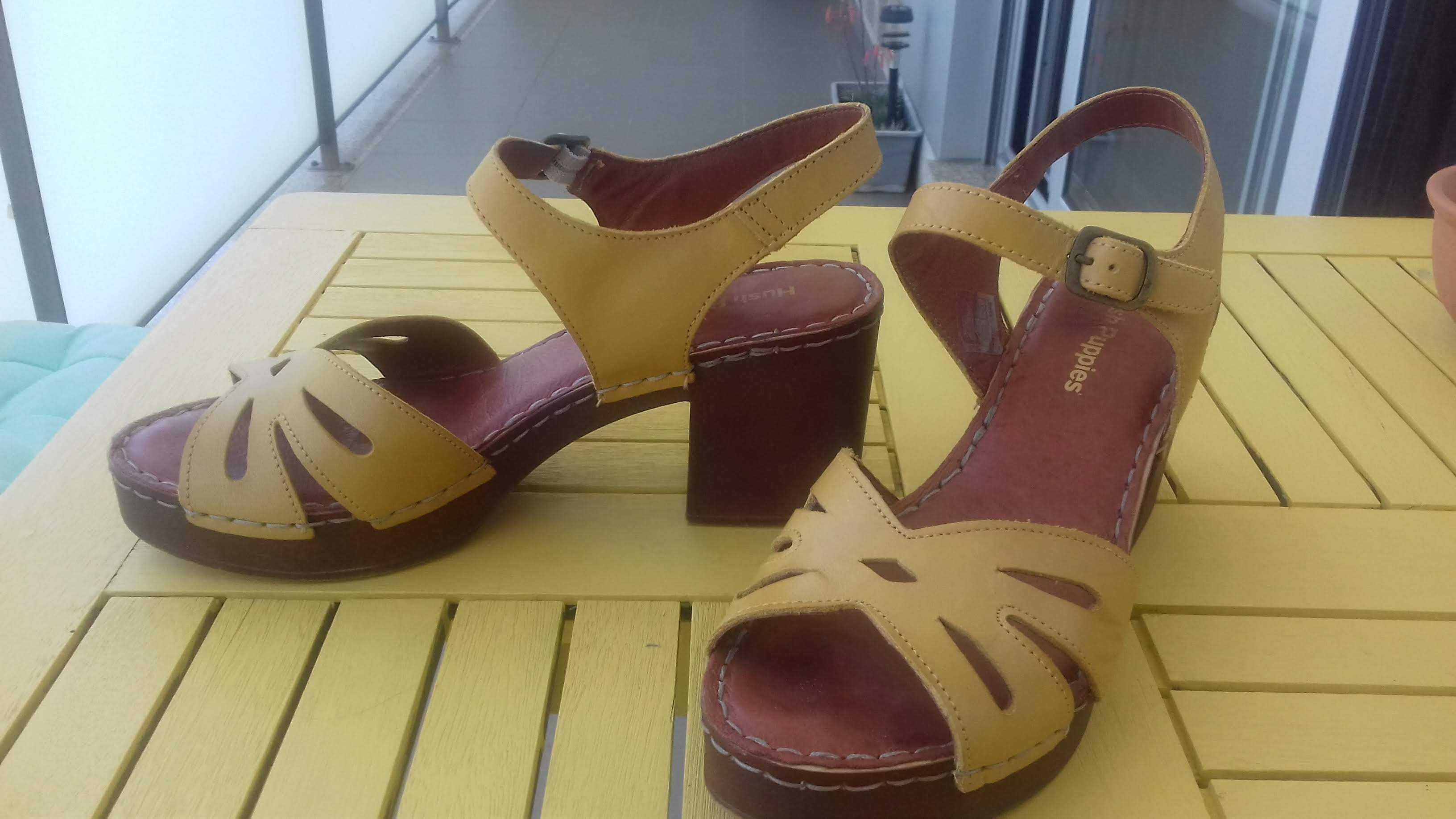 Sandália em pele com plataforma da Hush Puppies