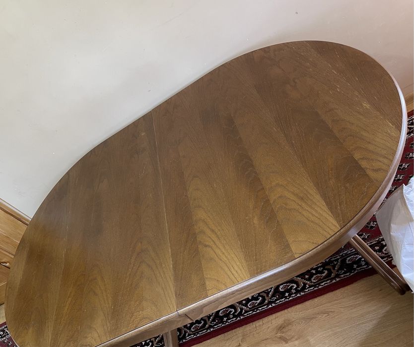 Розкладний широкий деревʼяний стіл