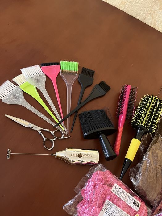 Все для парикмахера поичесок кисточки, расческа, браш, ножницы