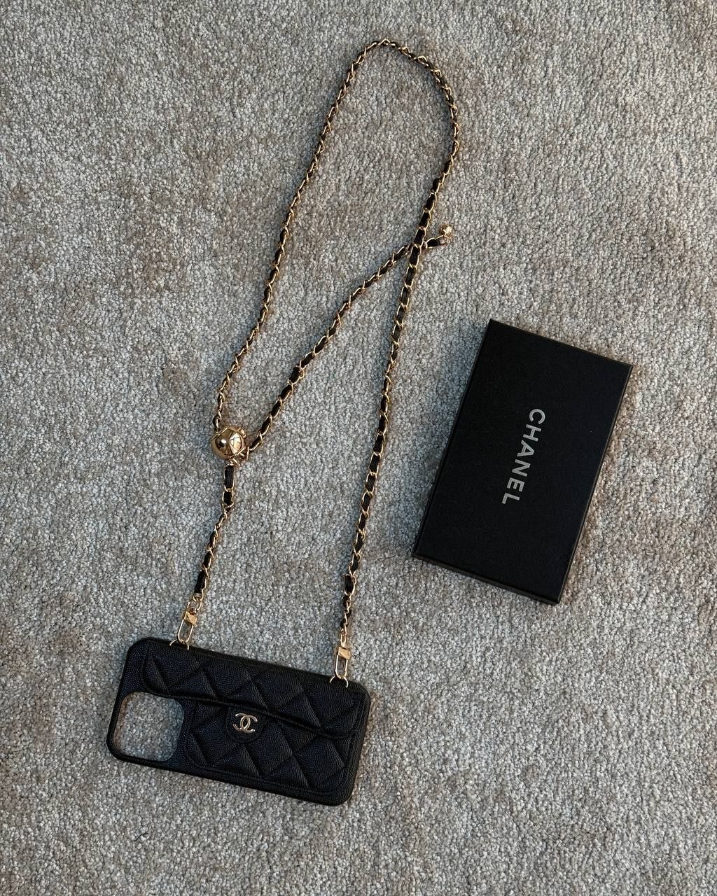 Кожаный чехол на iphone 16 pro max chanel