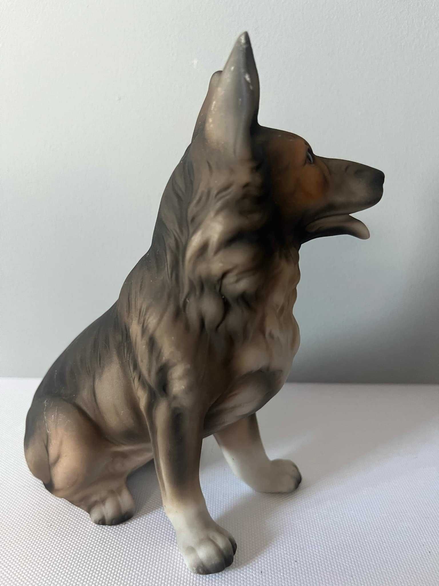 Pies owczarek porcelanowa figurka sygnowana