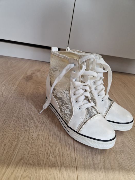 Trampki ślubne z koronką białe/ecru na koturnie, na wesele