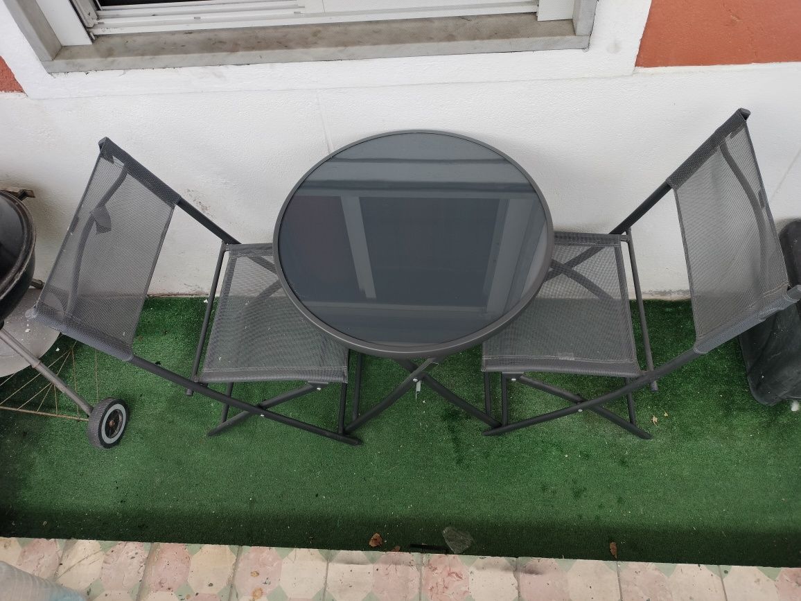 Mesa de jardim con cadeiras
