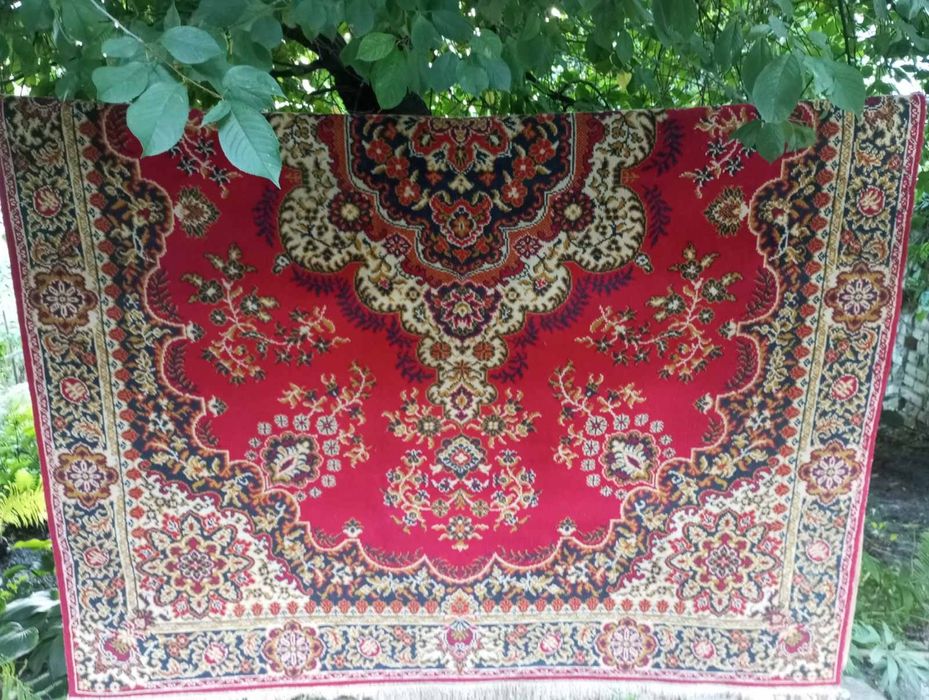 Продам коври в хорошому стані