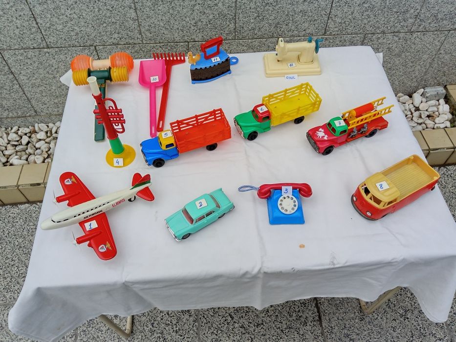 Brinquedos plásticos Pepe e de outros fabricantes