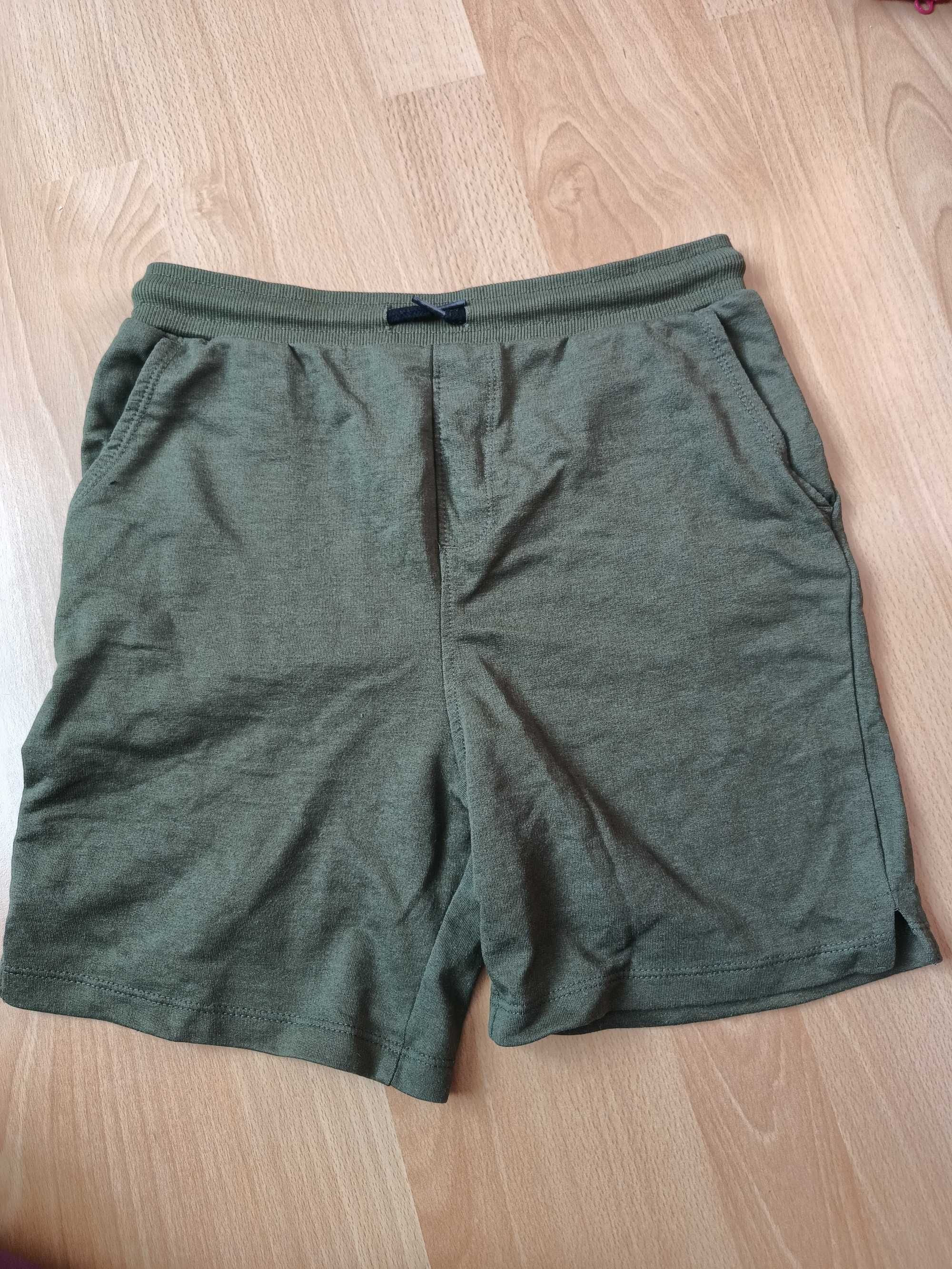 Krótkie spodenki khaki 152