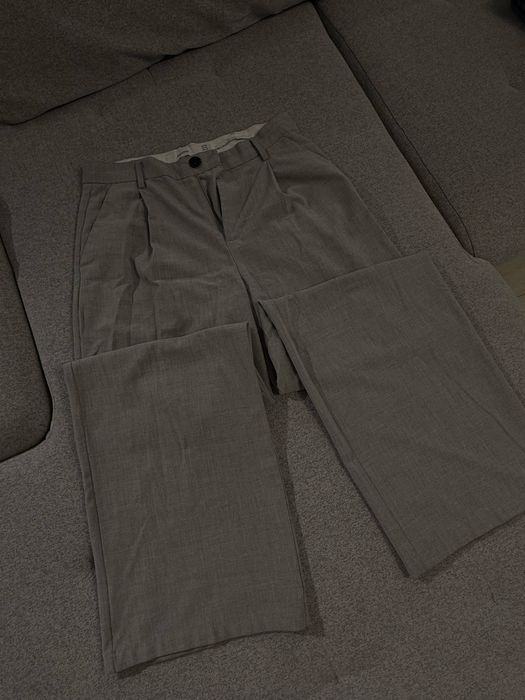 Сірі класичні брюки від Bershka