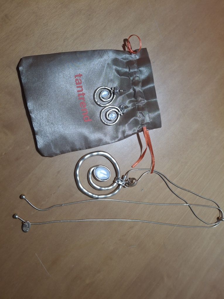 Conjunto de colar e brincos novos