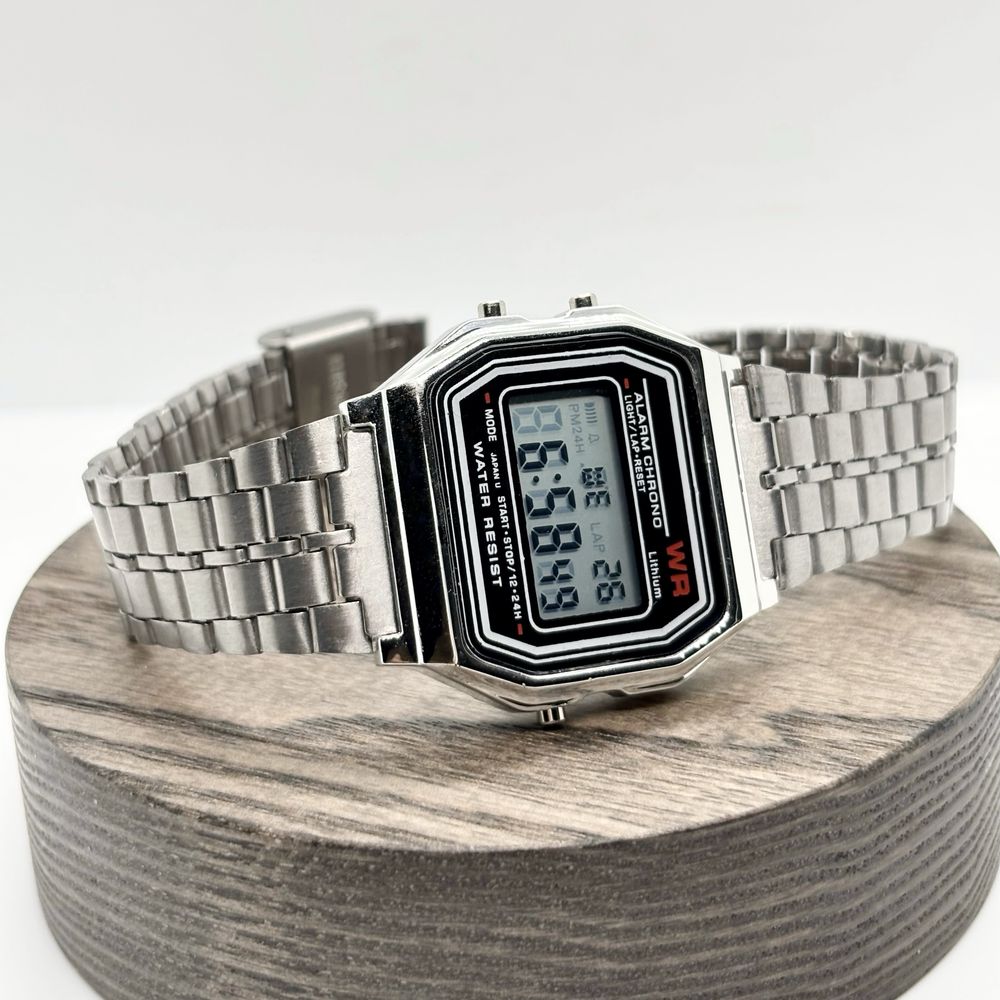 Srebrny zegarek w stylu Casio retro