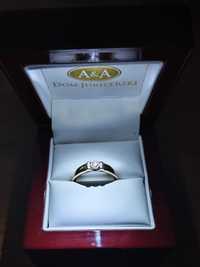 Piękny złoty pierścionek z brylantem oraz certyfikatem!