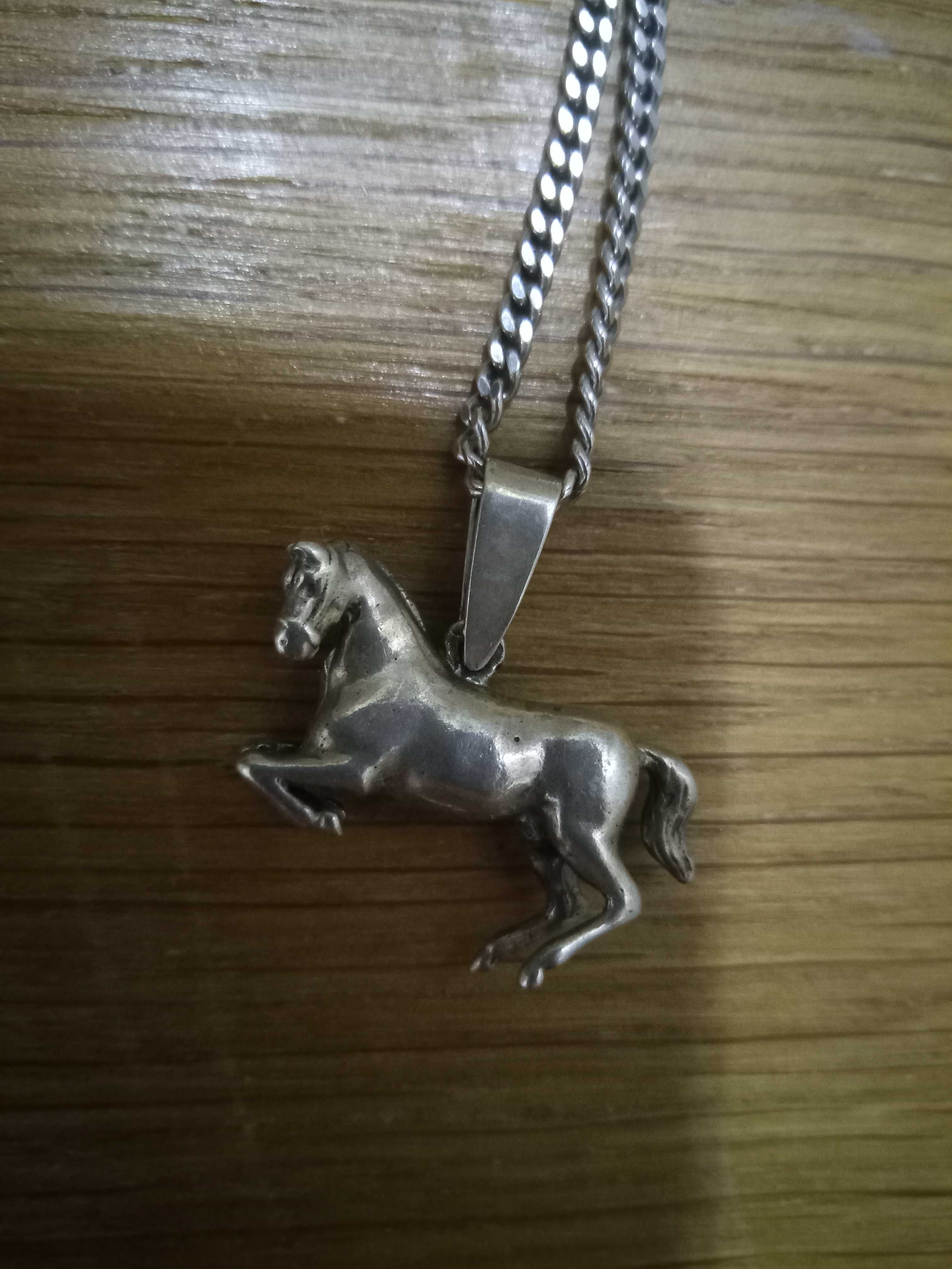 piękny wisior srebrny Mustang dwustronny, pełny, srebro 925 Okazja
