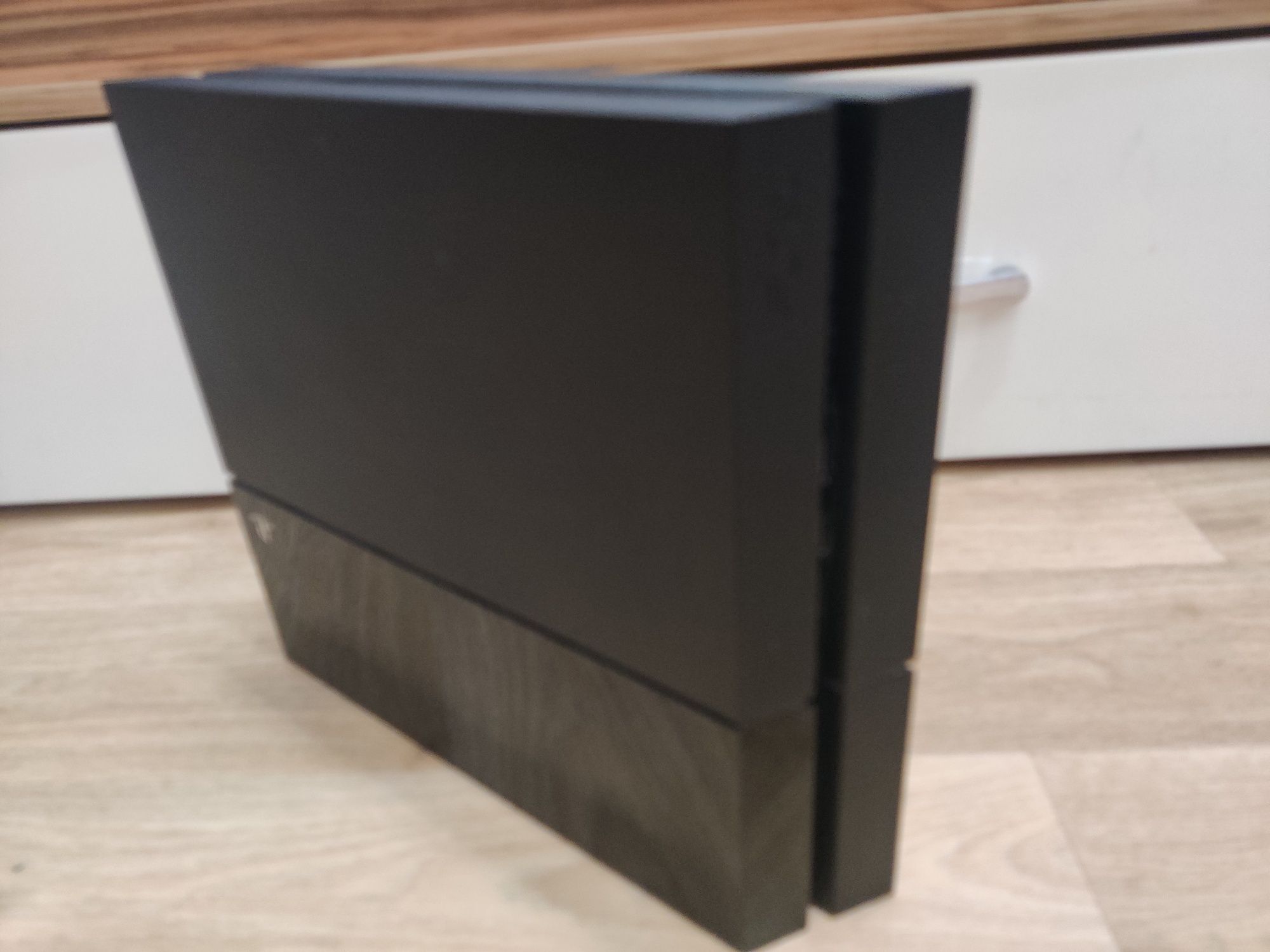 Playstation 4 FAT на 1 TB пам'яті [червоного кольору]