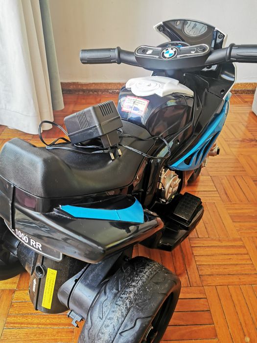 Mota BMW eléctrica com carregador