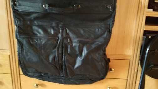 Saco de viagem em pele preta com varias bolsas